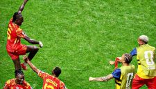 Pemain Timnas RD Kongo merayakan kemenangan 3-1 atas Uzbekistan di Stadion Mercedes-Benz, Atlanta, Minggu (29/6/2026) WIB. Hasil ini mengantar RD Kongo mencetak sejarah dengan lolos ke babak 32 besar Piala Dunia 2026 untuk pertama kalinya. (Foto: Dok. X@Beinsport)