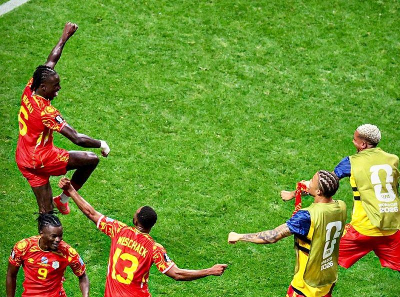 Pemain Timnas RD Kongo merayakan kemenangan 3-1 atas Uzbekistan di Stadion Mercedes-Benz, Atlanta, Minggu (29/6/2026) WIB. Hasil ini mengantar RD Kongo mencetak sejarah dengan lolos ke babak 32 besar Piala Dunia 2026 untuk pertama kalinya. (Foto: Dok. X@Beinsport)