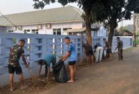 Warga bersama personel Lanud Halim Perdanakusuma gotong royong membersihkan lingkungan di kawasan komplek perumahan dan mes Lanud Halim Perdanakusuma, Jakarta Timur, Jumat (12/6/2026). (Foto: Dok. Lanud Halim Perdanakusuma)