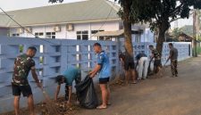 Warga bersama personel Lanud Halim Perdanakusuma gotong royong membersihkan lingkungan di kawasan komplek perumahan dan mes Lanud Halim Perdanakusuma, Jakarta Timur, Jumat (12/6/2026). (Foto: Dok. Lanud Halim Perdanakusuma)