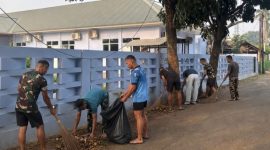 Warga bersama personel Lanud Halim Perdanakusuma gotong royong membersihkan lingkungan di kawasan komplek perumahan dan mes Lanud Halim Perdanakusuma, Jakarta Timur, Jumat (12/6/2026). (Foto: Dok. Lanud Halim Perdanakusuma)
