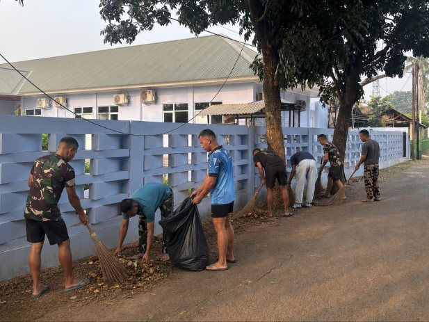 Warga bersama personel Lanud Halim Perdanakusuma gotong royong membersihkan lingkungan di kawasan komplek perumahan dan mes Lanud Halim Perdanakusuma, Jakarta Timur, Jumat (12/6/2026). (Foto: Dok. Lanud Halim Perdanakusuma)