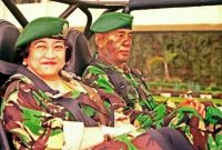 Foto kenangan Presiden ke-5 RI Megawati Soekarnoputri dan Pangkostrad Letjen TNI Ryamizard Ryacudu pada tahun 2002. (Foto: Dok. Holopis)