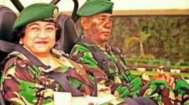 Foto kenangan Presiden ke-5 RI Megawati Soekarnoputri dan Pangkostrad Letjen TNI Ryamizard Ryacudu pada tahun 2002. (Foto: Dok. Holopis)