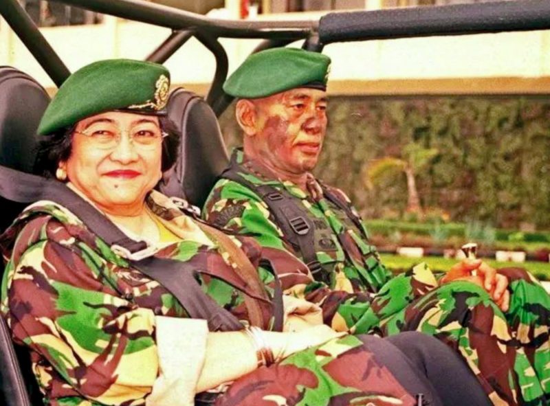 Foto kenangan Presiden ke-5 RI Megawati Soekarnoputri dan Pangkostrad Letjen TNI Ryamizard Ryacudu pada tahun 2002. (Foto: Dok. Holopis)