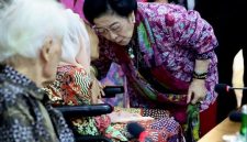 Ketua Umum PDI Perjuangan Megawati Soekarnoputri menyapa Sinta Nuriyah Abdurrahman Wahid saat Silaturahmi Kebangsaan di Megawati Institute, Menteng, Jakarta Pusat, Senin (22/6/2026). (Foto: istimewa)