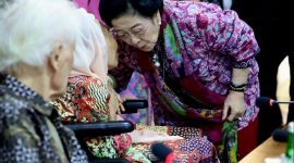 Ketua Umum PDI Perjuangan Megawati Soekarnoputri menyapa Sinta Nuriyah Abdurrahman Wahid saat Silaturahmi Kebangsaan di Megawati Institute, Menteng, Jakarta Pusat, Senin (22/6/2026). (Foto: istimewa)