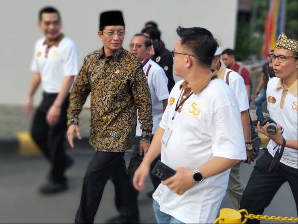 Menag Nasaruddin Umar saat menghadiri Gema Waisak Pindapata Nasional 2570 BE Tahun 2026 di Kemayoran, Jakarta Pusat, Minggu (10/5/2026). (Foto: Dok. Mercinews.com)
