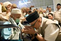 Menteri Haji dan Umrah Mochammad Irfan Yusuf atau Gus Irfan, resmi melepas keberangkatan kelompok terbang (kloter) pertama jemaah haji Indonesia yang akan bertolak kembali ke tanah air di Bandara Internasional King Abdul Aziz, Jeddah, Arab Saudi pada Minggu (31/5) malam waktu setempat. (Foto: Dok. MCH)