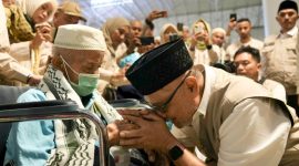 Menteri Haji dan Umrah Mochammad Irfan Yusuf atau Gus Irfan, resmi melepas keberangkatan kelompok terbang (kloter) pertama jemaah haji Indonesia yang akan bertolak kembali ke tanah air di Bandara Internasional King Abdul Aziz, Jeddah, Arab Saudi pada Minggu (31/5) malam waktu setempat. (Foto: Dok. MCH)