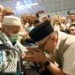 Menteri Haji dan Umrah Mochammad Irfan Yusuf atau Gus Irfan, resmi melepas keberangkatan kelompok terbang (kloter) pertama jemaah haji Indonesia yang akan bertolak kembali ke tanah air di Bandara Internasional King Abdul Aziz, Jeddah, Arab Saudi pada Minggu (31/5) malam waktu setempat. (Foto: Dok. MCH)