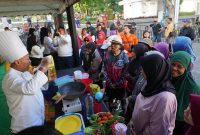 Antusiasme warga terhadap minyak goreng dengan harga terjangkau terlihat dalam bazar yang digelar PT Industri Nabati Lestari (INL), anak usaha PTPN IV PalmCo di kawasan Kota Tua Surabaya, Jawa Timur, Minggu (7/6/2026). (Foto: Dok. PTPN IV PalmCo)