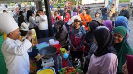 Antusiasme warga terhadap minyak goreng dengan harga terjangkau terlihat dalam bazar yang digelar PT Industri Nabati Lestari (INL), anak usaha PTPN IV PalmCo di kawasan Kota Tua Surabaya, Jawa Timur, Minggu (7/6/2026). (Foto: Dok. PTPN IV PalmCo)