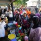 Antusiasme warga terhadap minyak goreng dengan harga terjangkau terlihat dalam bazar yang digelar PT Industri Nabati Lestari (INL), anak usaha PTPN IV PalmCo di kawasan Kota Tua Surabaya, Jawa Timur, Minggu (7/6/2026). (Foto: Dok. PTPN IV PalmCo)