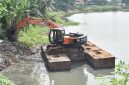 Pengerukan sedimentasi di waduk Lanud Halim Perdanakusuma sebagai upaya normalisasi untuk meningkatkan kapasitas tampung air dan mencegah banjir saat musim hujan. (Foto: Dok. Lanud Halim Perdanakusuma)
