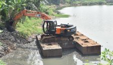 Pengerukan sedimentasi di waduk Lanud Halim Perdanakusuma sebagai upaya normalisasi untuk meningkatkan kapasitas tampung air dan mencegah banjir saat musim hujan. (Foto: Dok. Lanud Halim Perdanakusuma)