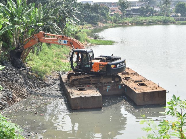 Pengerukan sedimentasi di waduk Lanud Halim Perdanakusuma sebagai upaya normalisasi untuk meningkatkan kapasitas tampung air dan mencegah banjir saat musim hujan. (Foto: Dok. Lanud Halim Perdanakusuma)