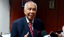 Prof. O.C Kaligis saat menyampaikan keterangan pers peluncuran