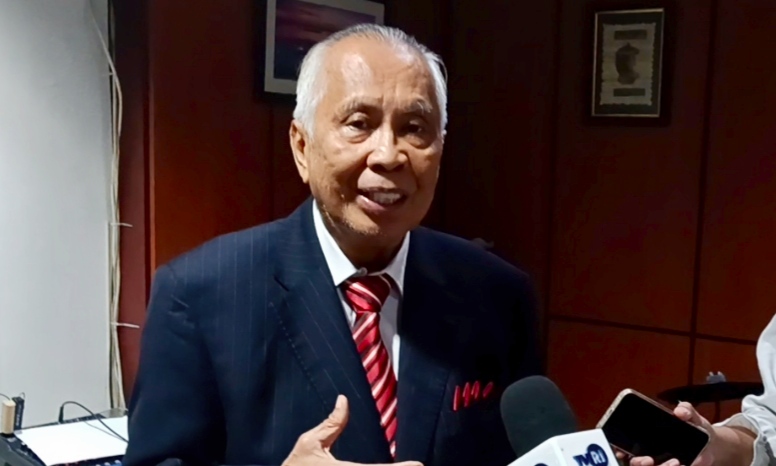 Prof. O.C Kaligis saat menyampaikan keterangan pers peluncuran 