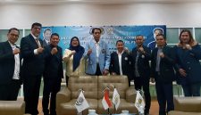 Presiden ASTAF & Secretary General ISTAF, Datuk Abdul Halim Bin Kader, BBM (tengah), didampingi Deputy Secretary ISTAF Muhammad Taufik Halim dan Deputy President ISTAF Muhammad Fariq Abdul Halim, berfoto bersama Ketua Umum PB PSTI Dr. H. Suryanto, A.M., S.Ag. (keempat dari kiri), Sekretaris Jenderal PB PSTI Prof. Dr. H. Nukhrawi Nawir, M.Kes., AIFO (ketiga dari kiri), Dekan FIKK UNJ Prof. Dr. Nofi Marlina Siregar, M.Pd., serta jajaran pengurus lainnya saat pertemuan di FIKK UNJ, Selasa (9/6/2026).(Foto: Istimewa)