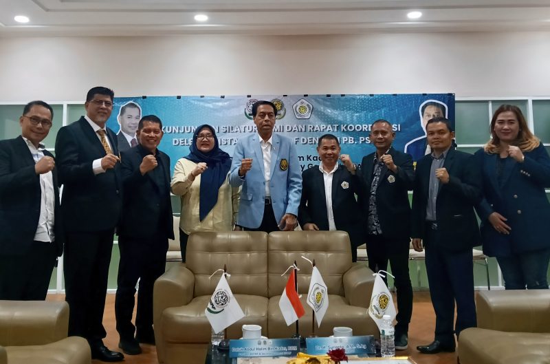 Presiden ASTAF & Secretary General ISTAF, Datuk Abdul Halim Bin Kader, BBM (tengah), didampingi Deputy Secretary ISTAF Muhammad Taufik Halim dan Deputy President ISTAF Muhammad Fariq Abdul Halim, berfoto bersama Ketua Umum PB PSTI Dr. H. Suryanto, A.M., S.Ag. (keempat dari kiri), Sekretaris Jenderal PB PSTI Prof. Dr. H. Nukhrawi Nawir, M.Kes., AIFO (ketiga dari kiri), Dekan FIKK UNJ Prof. Dr. Nofi Marlina Siregar, M.Pd., serta jajaran pengurus lainnya saat pertemuan di FIKK UNJ, Selasa (9/6/2026).(Foto: Istimewa)