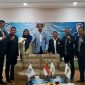 Presiden ASTAF & Secretary General ISTAF, Datuk Abdul Halim Bin Kader, BBM (tengah), didampingi Deputy Secretary ISTAF Muhammad Taufik Halim dan Deputy President ISTAF Muhammad Fariq Abdul Halim, berfoto bersama Ketua Umum PB PSTI Dr. H. Suryanto, A.M., S.Ag. (keempat dari kiri), Sekretaris Jenderal PB PSTI Prof. Dr. H. Nukhrawi Nawir, M.Kes., AIFO (ketiga dari kiri), Dekan FIKK UNJ Prof. Dr. Nofi Marlina Siregar, M.Pd., serta jajaran pengurus lainnya saat pertemuan di FIKK UNJ, Selasa (9/6/2026).(Foto: Istimewa)