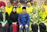 Ketua Umum Pengurus Besar Mathla'ul Anwar Dr. KH Jazuli Juwaini (depan, tengah) menerima audiensi Muslimat Matla'ul Anwar (MUSMA) yang dipimpin Ketua Umum Neneng Siti Solihah (depan, kedua kanan) di Tangerang Selatan, 29 Mei 2026 (Foto: Dok. PP MUSMA)