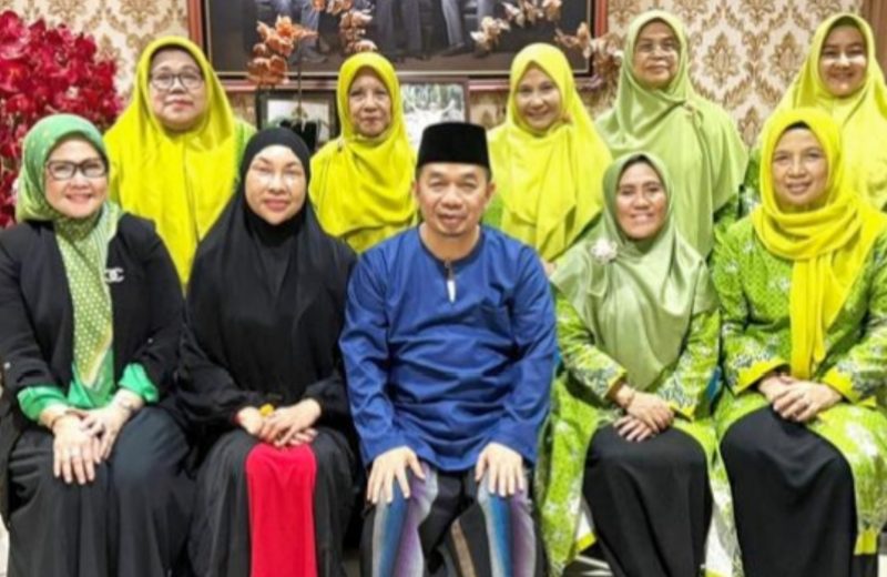 Ketua Umum Pengurus Besar Mathla'ul Anwar Dr. KH Jazuli Juwaini (depan, tengah) menerima audiensi Muslimat Matla'ul Anwar (MUSMA) yang dipimpin Ketua Umum Neneng Siti Solihah (depan, kedua kanan) di Tangerang Selatan, 29 Mei 2026 (Foto: Dok. PP MUSMA)