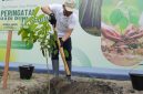 Direktur Utama PTPN IV PalmCo, Jatmiko K. Santosa saat menanam pohon. (Foto: Dok. PTPN IV PalmCo)