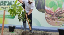 Direktur Utama PTPN IV PalmCo, Jatmiko K. Santosa saat menanam pohon. (Foto: Dok. PTPN IV PalmCo)