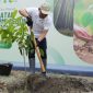 Direktur Utama PTPN IV PalmCo, Jatmiko K. Santosa saat menanam pohon. (Foto: Dok. PTPN IV PalmCo)