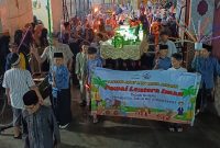 Sejumlah santri TPA Miftahul Jannah dan Yayasan Sakinah bersama remaja RT 04 RW 02 Rangkapan Jaya, Depok, mengikuti pawai obor menyambut Tahun Baru Islam 1448 H yang digelar Masjid Jami’ Miftahul Jannah, Senin (15/6/2026) malam. (Foto: istimewa)
