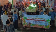 Sejumlah santri TPA Miftahul Jannah dan Yayasan Sakinah bersama remaja RT 04 RW 02 Rangkapan Jaya, Depok, mengikuti pawai obor menyambut Tahun Baru Islam 1448 H yang digelar Masjid Jami’ Miftahul Jannah, Senin (15/6/2026) malam. (Foto: istimewa)