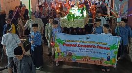 Sejumlah santri TPA Miftahul Jannah dan Yayasan Sakinah bersama remaja RT 04 RW 02 Rangkapan Jaya, Depok, mengikuti pawai obor menyambut Tahun Baru Islam 1448 H yang digelar Masjid Jami’ Miftahul Jannah, Senin (15/6/2026) malam. (Foto: istimewa)
