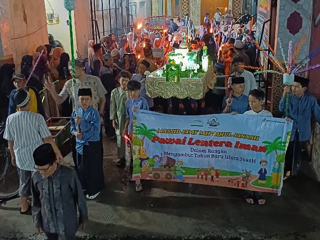 Sejumlah santri TPA Miftahul Jannah dan Yayasan Sakinah bersama remaja RT 04 RW 02 Rangkapan Jaya, Depok, mengikuti pawai obor menyambut Tahun Baru Islam 1448 H yang digelar Masjid Jami’ Miftahul Jannah, Senin (15/6/2026) malam. (Foto: istimewa)
