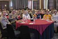 Ketua Asosiasi Media Konvergensi Indonesia (AMKI) Sumsel, Dede Umar (kedua dari kanan) bersama jajaran Polda Sumsel (Foto: Dok. AMKI Sumsel)