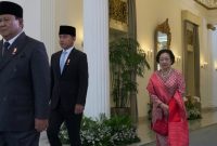Presiden Prabowo Subianto, Wapres Gibran Rakabuming Raka dan Presiden ke-5 RI Megawati Soekarnoputri saat memasuki area upacara Hari Lahir Pancasila di halaman Gedung Pancasila, Jakarta, Senin (1/6/2026). (Foto: Tangkapan layar YouTube Sekretariat Presiden)