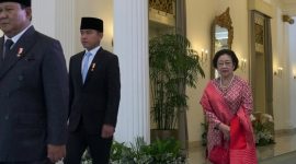 Presiden Prabowo Subianto, Wapres Gibran Rakabuming Raka dan Presiden ke-5 RI Megawati Soekarnoputri saat memasuki area upacara Hari Lahir Pancasila di halaman Gedung Pancasila, Jakarta, Senin (1/6/2026). (Foto: Tangkapan layar YouTube Sekretariat Presiden)