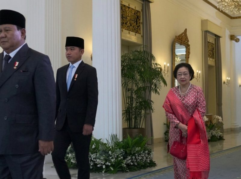 Presiden Prabowo Subianto, Wapres Gibran Rakabuming Raka dan Presiden ke-5 RI Megawati Soekarnoputri saat memasuki area upacara Hari Lahir Pancasila di halaman Gedung Pancasila, Jakarta, Senin (1/6/2026). (Foto: Tangkapan layar YouTube Sekretariat Presiden)