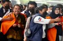 Roy Suryo dan dokter Tifa saat berada di Mapolda Metro Jaya dibawa petugas untuk diserahkan ke Kejaksaan Negeri Jakarta Selatan, Senin (22/6/2026).
(Foto: Fir/Mercinews.com)