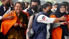 Roy Suryo dan dokter Tifa saat berada di Mapolda Metro Jaya dibawa petugas untuk diserahkan ke Kejaksaan Negeri Jakarta Selatan, Senin (22/6/2026).
(Foto: Fir/Mercinews.com)