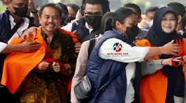 Roy Suryo dan dokter Tifa saat berada di Mapolda Metro Jaya dibawa petugas untuk diserahkan ke Kejaksaan Negeri Jakarta Selatan, Senin (22/6/2026).
(Foto: Fir/Mercinews.com)