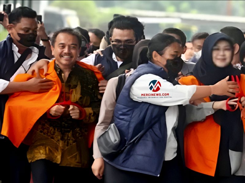 Roy Suryo dan dokter Tifa saat berada di Mapolda Metro Jaya dibawa petugas untuk diserahkan ke Kejaksaan Negeri Jakarta Selatan, Senin (22/6/2026).
(Foto: Fir/Mercinews.com)