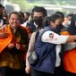 Roy Suryo dan dokter Tifa saat berada di Mapolda Metro Jaya dibawa petugas untuk diserahkan ke Kejaksaan Negeri Jakarta Selatan, Senin (22/6/2026).
(Foto: Fir/Mercinews.com)