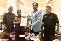 Secretary ISTAF Datuk Abdul Halim Bin Kader (kedua kanan) dan Ketua Umum PB PSTI Surianto (kedua kiri) didampingi Sekretaris Jenderal PB PSTI Nukhrawi Nawir (kiri) serta Ketua Bidang Luar Negeri PB PSTI Syafrizal Bakhtiar (kanan) memperlihatkan Memorandum of Agreement (MoA) penyelenggaraan ISTAF World Sepaktakraw Championship 2027 di Jakarta, Kamis (11/6/2026).(Foto: Mercinews.com/HO-PB PSTI)