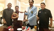 Secretary ISTAF Datuk Abdul Halim Bin Kader (kedua kanan) dan Ketua Umum PB PSTI Surianto (kedua kiri) didampingi Sekretaris Jenderal PB PSTI Nukhrawi Nawir (kiri) serta Ketua Bidang Luar Negeri PB PSTI Syafrizal Bakhtiar (kanan) memperlihatkan Memorandum of Agreement (MoA) penyelenggaraan ISTAF World Sepaktakraw Championship 2027 di Jakarta, Kamis (11/6/2026).(Foto: Mercinews.com/HO-PB PSTI)