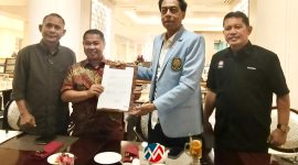 Secretary ISTAF Datuk Abdul Halim Bin Kader (kedua kanan) dan Ketua Umum PB PSTI Surianto (kedua kiri) didampingi Sekretaris Jenderal PB PSTI Nukhrawi Nawir (kiri) serta Ketua Bidang Luar Negeri PB PSTI Syafrizal Bakhtiar (kanan) memperlihatkan Memorandum of Agreement (MoA) penyelenggaraan ISTAF World Sepaktakraw Championship 2027 di Jakarta, Kamis (11/6/2026).(Foto: Mercinews.com/HO-PB PSTI)