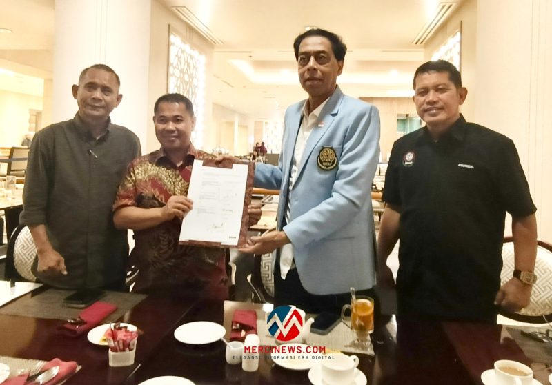 Secretary ISTAF Datuk Abdul Halim Bin Kader (kedua kanan) dan Ketua Umum PB PSTI Surianto (kedua kiri) didampingi Sekretaris Jenderal PB PSTI Nukhrawi Nawir (kiri) serta Ketua Bidang Luar Negeri PB PSTI Syafrizal Bakhtiar (kanan) memperlihatkan Memorandum of Agreement (MoA) penyelenggaraan ISTAF World Sepaktakraw Championship 2027 di Jakarta, Kamis (11/6/2026).(Foto: Mercinews.com/HO-PB PSTI)