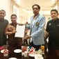 Secretary ISTAF Datuk Abdul Halim Bin Kader (kedua kanan) dan Ketua Umum PB PSTI Surianto (kedua kiri) didampingi Sekretaris Jenderal PB PSTI Nukhrawi Nawir (kiri) serta Ketua Bidang Luar Negeri PB PSTI Syafrizal Bakhtiar (kanan) memperlihatkan Memorandum of Agreement (MoA) penyelenggaraan ISTAF World Sepaktakraw Championship 2027 di Jakarta, Kamis (11/6/2026).(Foto: Mercinews.com/HO-PB PSTI)