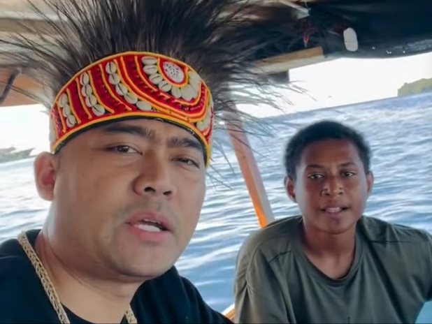 Stafsus Menag Gugun Gumilar bersama Sael, pemuda asal Manokwari Papua Barat. (Foto: Dok. Pribadi)